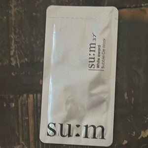 SU:M white award bubble De mask